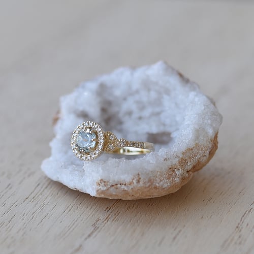 Verlobungsring im Halo-Stil mit Aquamatin und Diamanten Varana