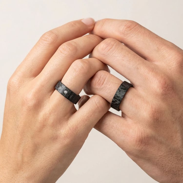 Flache Eheringe aus Carbon mit Diamant Jae 166558