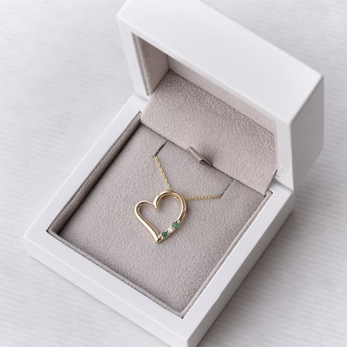 Silberner Anhänger mit einem Herzen mit Smaragden und einem Diamanten Tanish