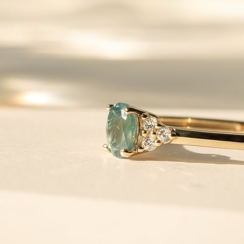 Verlobungsring mit einem natürlichen Alexandrit und Diamanten Sheldo