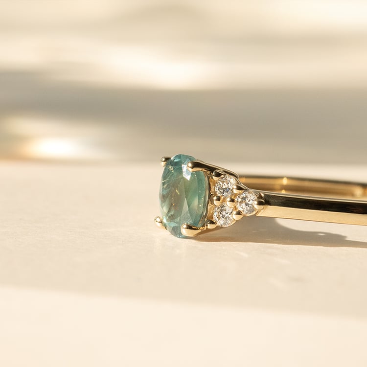 Verlobungsring mit einem natürlichen Alexandrit und Diamanten Sheldo 139008