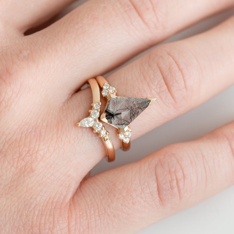 Ehering in V-Form mit Diamanten Joni 124516