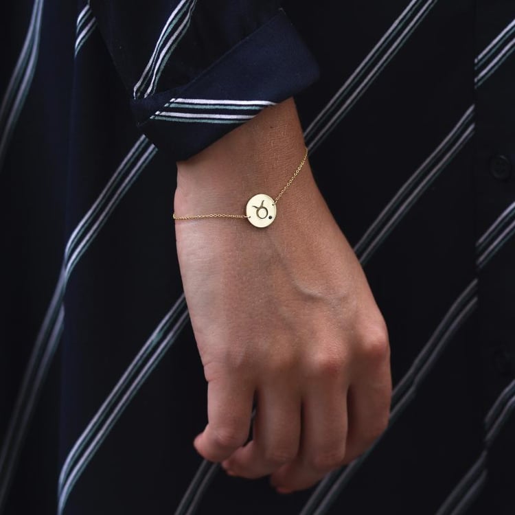 Arm mit Armband mit Stier Sternzeichen Gravur und Saphir 47052