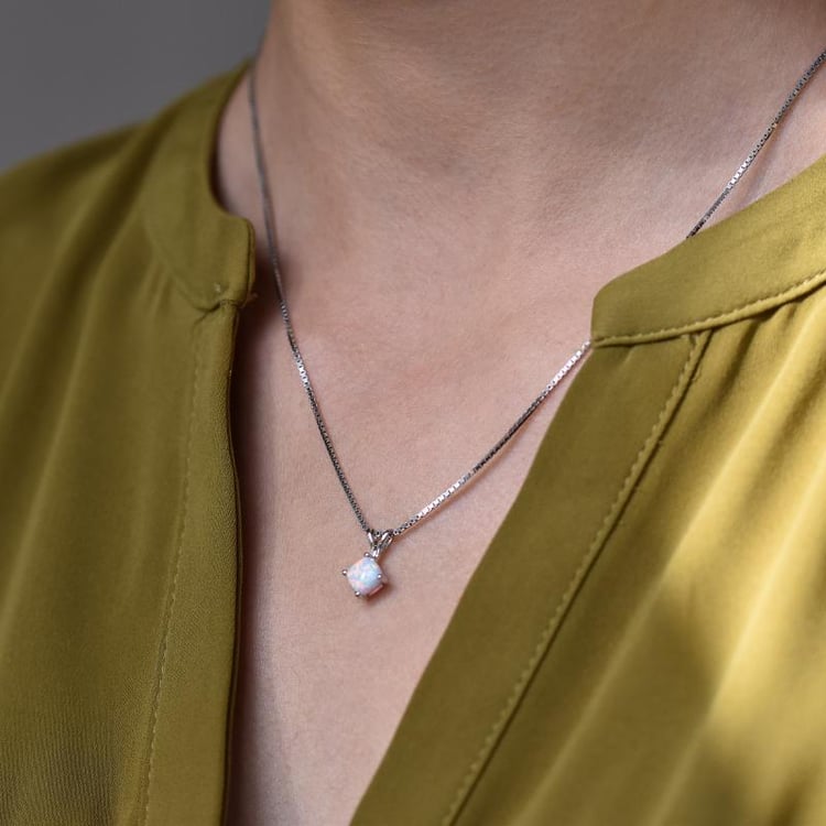 Opal Anhänger in Gold auf dem Hals 22922