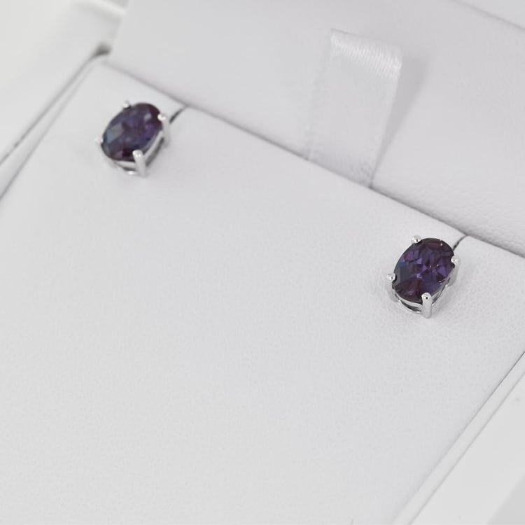 Zauberhafte Ohrstecker aus Gold mit Alexandrit Qati 13192