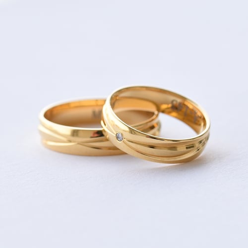 Eleganter goldener Ehering mit Diamant Carlo