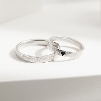 Gehämmerte goldene Eheringe mit mit Emaille Herz Abale