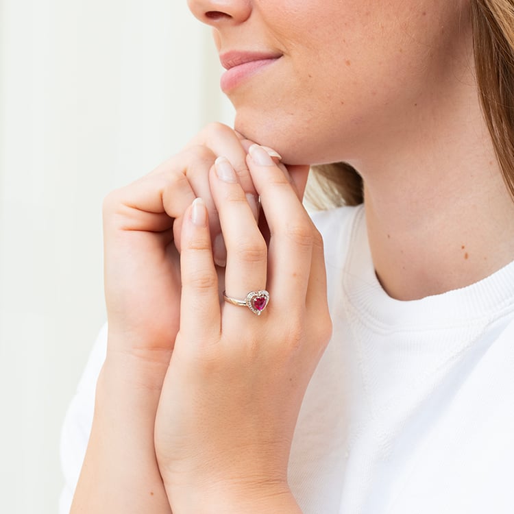 Goldener Ring mit einem Herzen aus einem Lab Grown Rubin und Diamanten Liola 144201