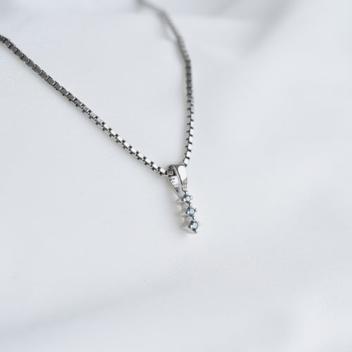 Silberner Anhänger mit blauen Diamanten Zusa