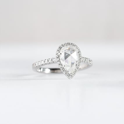 Goldener Verlobungsring mit Moissanit und lab-grown Diamanten Ladfer