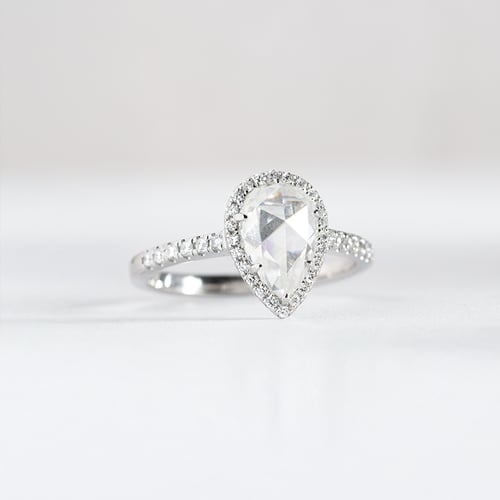 Goldener Verlobungsring mit Moissanit und lab-grown Diamanten Ladfer