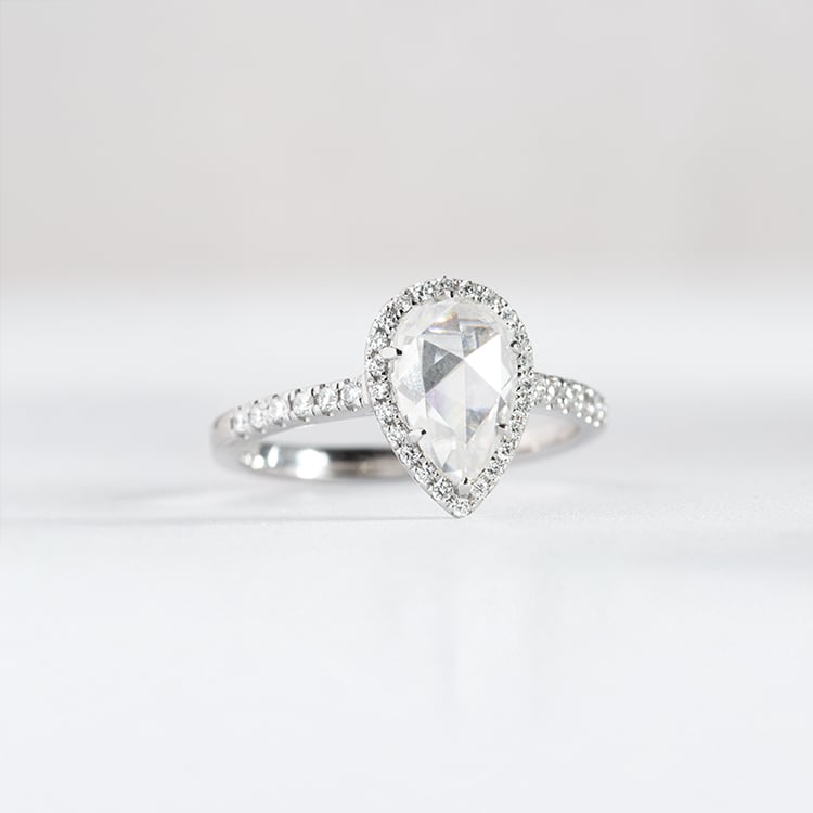 Goldener Verlobungsring mit Moissanit und lab-grown Diamanten Ladfer 150111