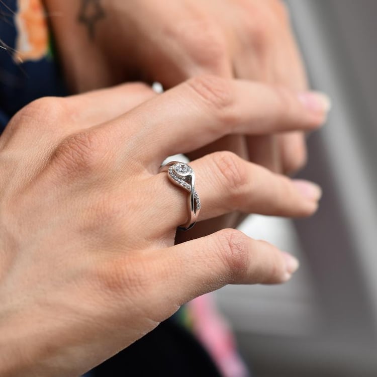 Gold Verlobungsring auf dem Finger 29522