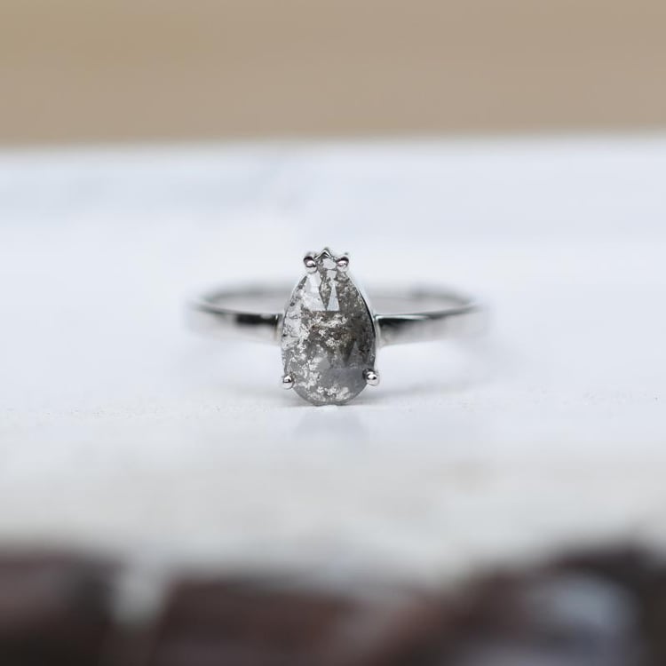 Goldring mit pear Salt and Pepper Diamant Lizia 48688