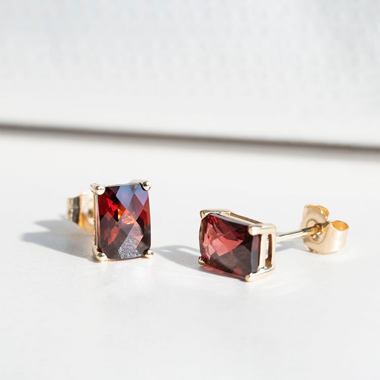 Goldene Ohrringe mit Granaten Handan 114287