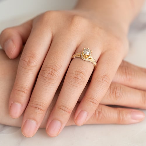 Verlobungsring im Halo-Stil mit einem Salt and Pepper Diamanten Heshmy