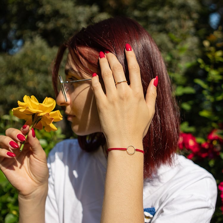 String-Armband mit einem Anhänger in Form des Karma-Symbols Karma 108764