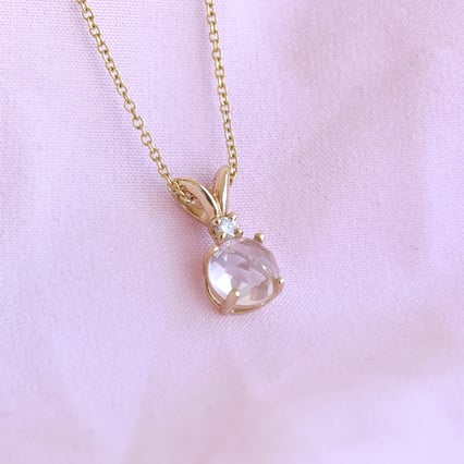 Goldener Anhänger mit Rosenquarz und Diamant Timotei