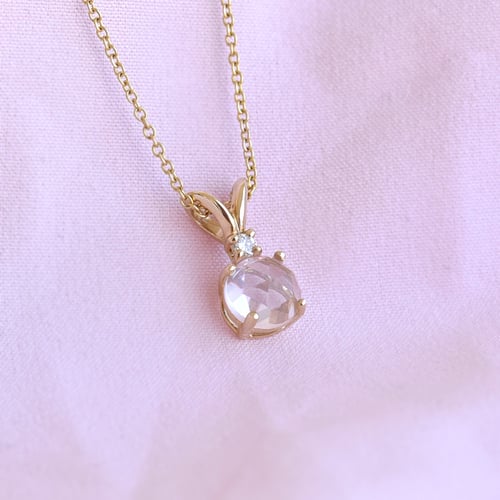 Goldener Anhänger mit Rosenquarz und Diamant Timotei