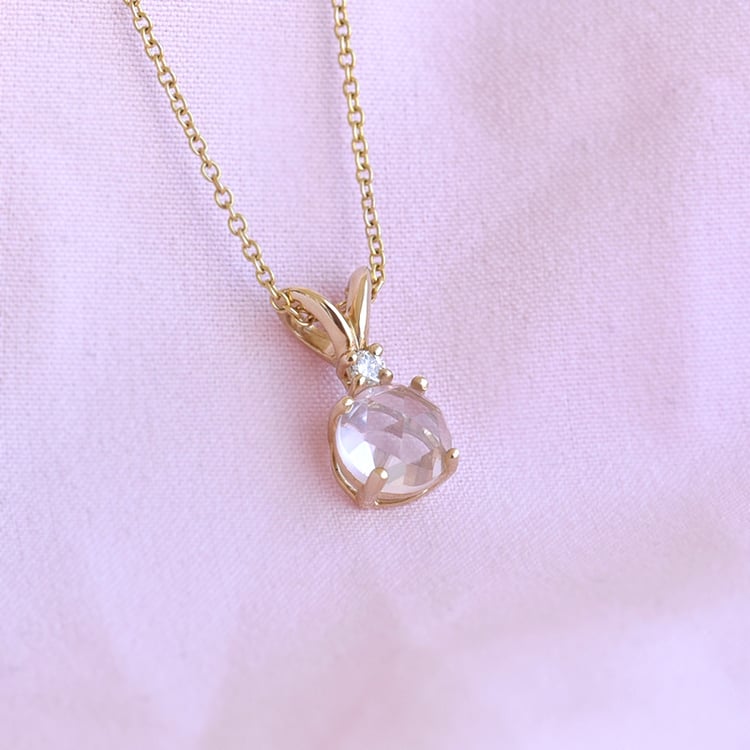 Goldener Anhänger mit Rosenquarz und Diamant Timotei 80516