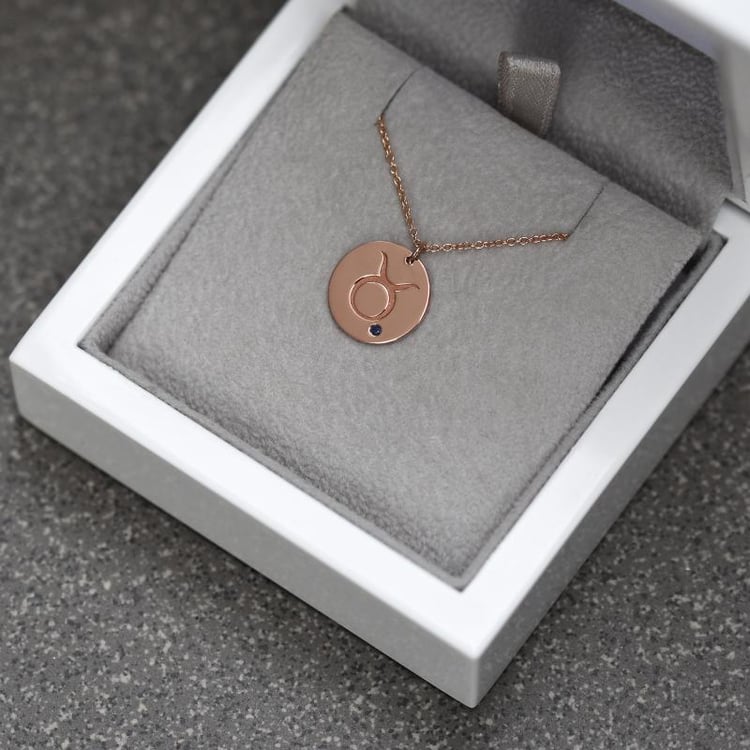 Sternzeichen Stier Anhänger mit blauem Saphier in Eppi-Geschenkbox 48256