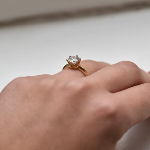 Goldener Verlobungsring mit Solitär-Moissanit Mukti