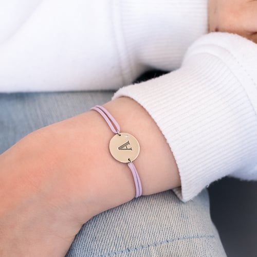 Armband mit einem silbernen Anhänger mit einem Diamanten und Gravur eines Buchstabens Frey