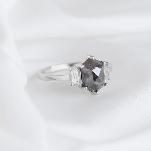 Ring mit Salt and Pepper Diamant und Saphiren Nadiia