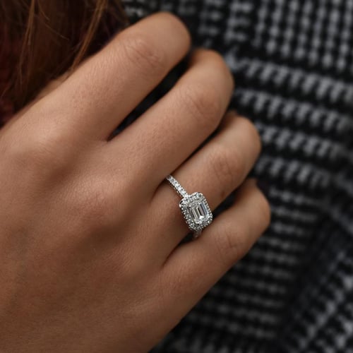 Verlobungsring mit Diamant im Smaragdschliff Farida