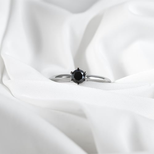 Goldener Verlobungsring mit schwarzem Diamant Mala