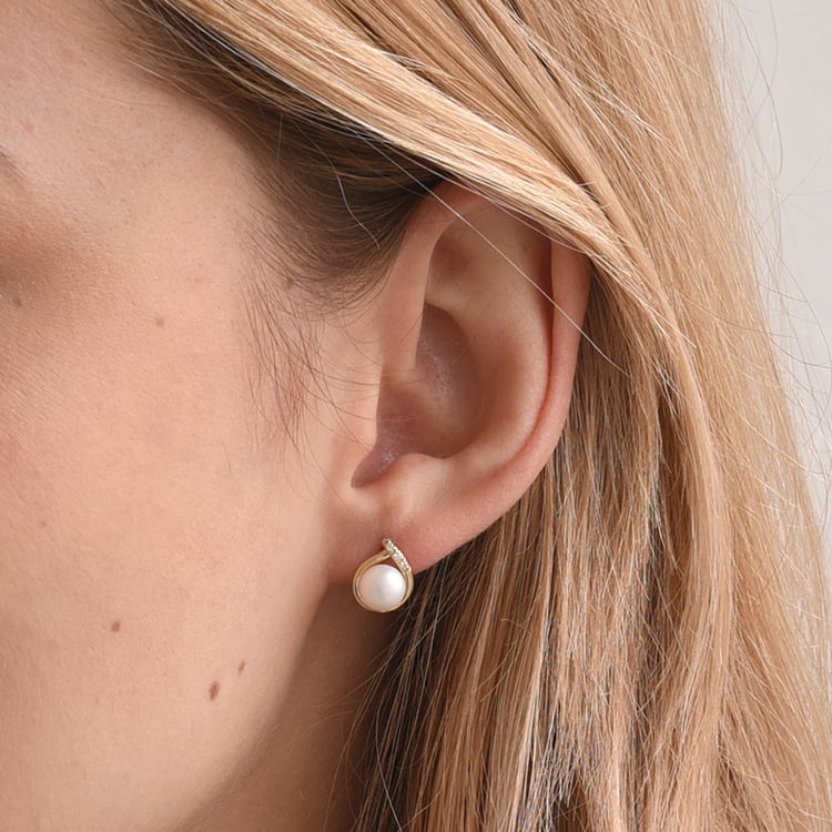 Romantischer Ohrstecker mit Perle und Zirkonia auf der Dame 63769