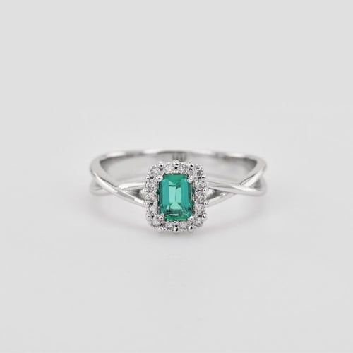Zarter Goldring mit Diamanten und Smaragd Hali