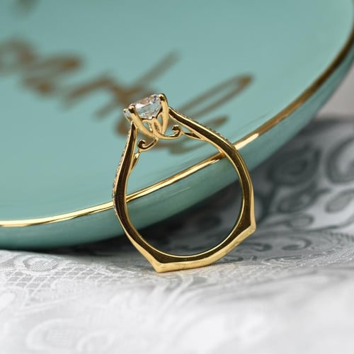 Verlobungsring mit Moissanit und Lab Grown Diamanten Ulani
