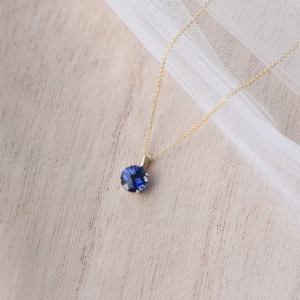 Goldener Anhänger mit blauem Saphir Icy