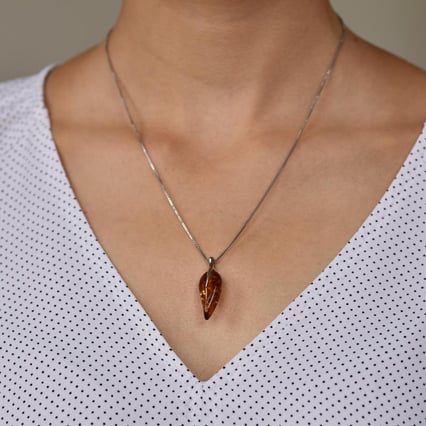 Eleganter Silberanhänger mit Bernstein Alia