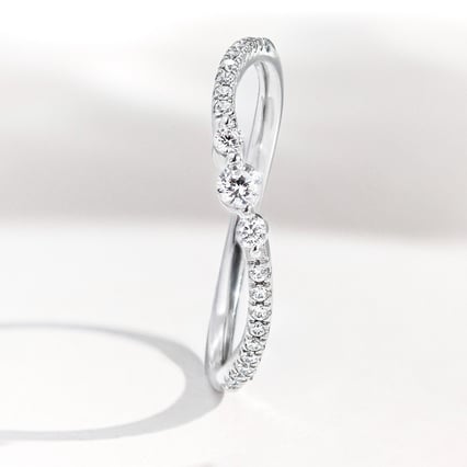 Gewellter Goldring mit Lab Grown Diamanten Mikael