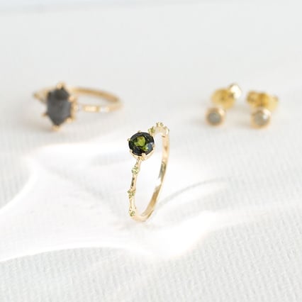 Ring mit einem grünen Turmalin und seitlichen Olivinen Imelda