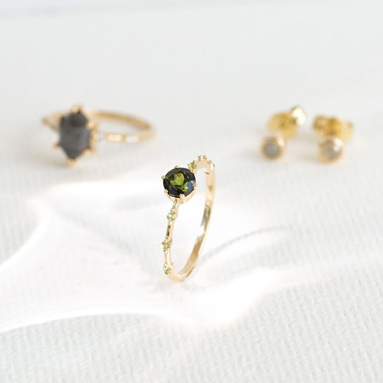 Ring mit einem grünen Turmalin und seitlichen Olivinen Imelda 128683