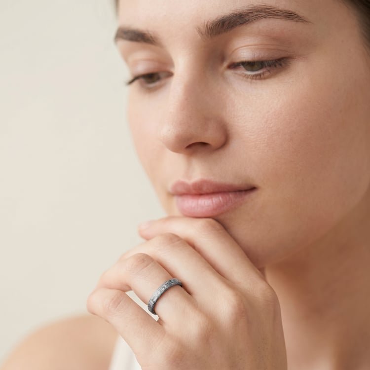 Leicht abgerundeter Damen Ehering aus Carbon Jaidon 166771