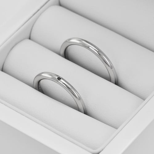 Minimalistische Eheringe aus Gold mit schwarzem Diamanten Alays