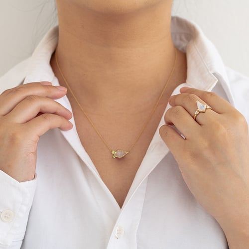 Einzigartiger Ring mit einem Mondstein Kettil