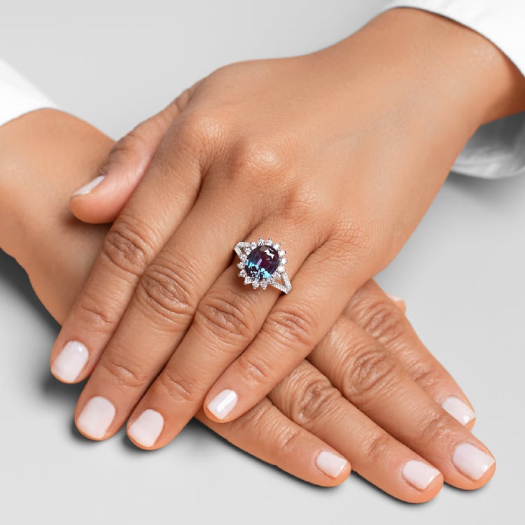 Goldener Ring mit ovalem Lab Grown Alexandrit und Diamanten Logan 136589