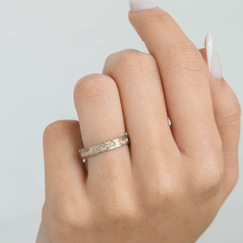 Goldene Eheringe mit von Hand gravierter Oberfläche aus Haselnussgold Cley