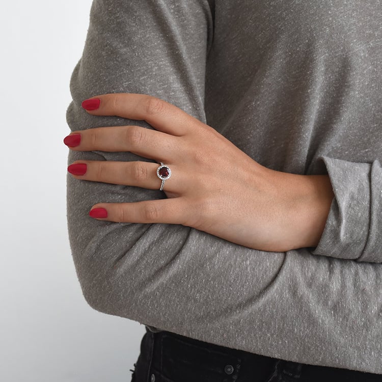 Goldener Ring im Halo-Stil mit Granat und weißen Topasen Maala 66438