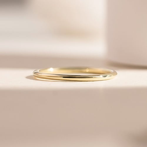 Dezente Trauringe aus Gold mit Diamant Alays