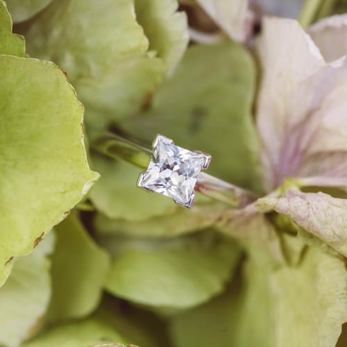 Verlobungsring mit Princess Diamanten Nangai