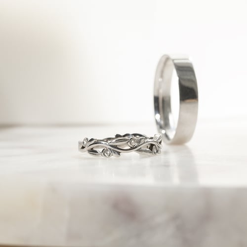 Eheringe aus Ring mit Lab Grown Diamanten und einem flachen Ring Emery