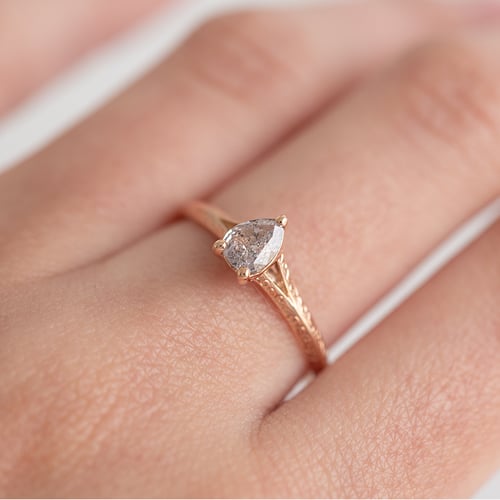 Von Hand gravierter Ring mit einem Salt and Pepper Diamanten in Birnenform Vivia
