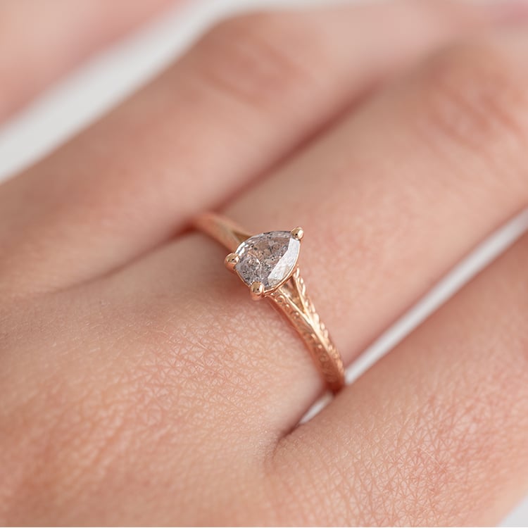 Von Hand gravierter Ring mit einem Salt and Pepper Diamanten in Birnenform Vivia 121392