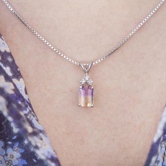 Weißgoldene Halskette mit Ametrin und Diamant auf dem Hals 65636
